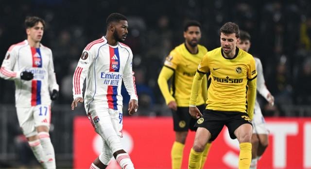 Hiệp 1 diễn ra giằng co giữa Young Boys và Lyon.