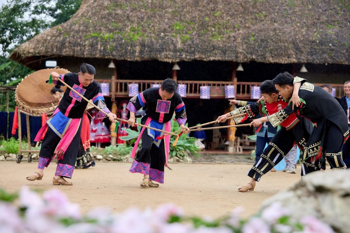 Bản Mây bừng sức sống với điệu múa, tiếng khèn và sắc phục đồng bào vùng cao.