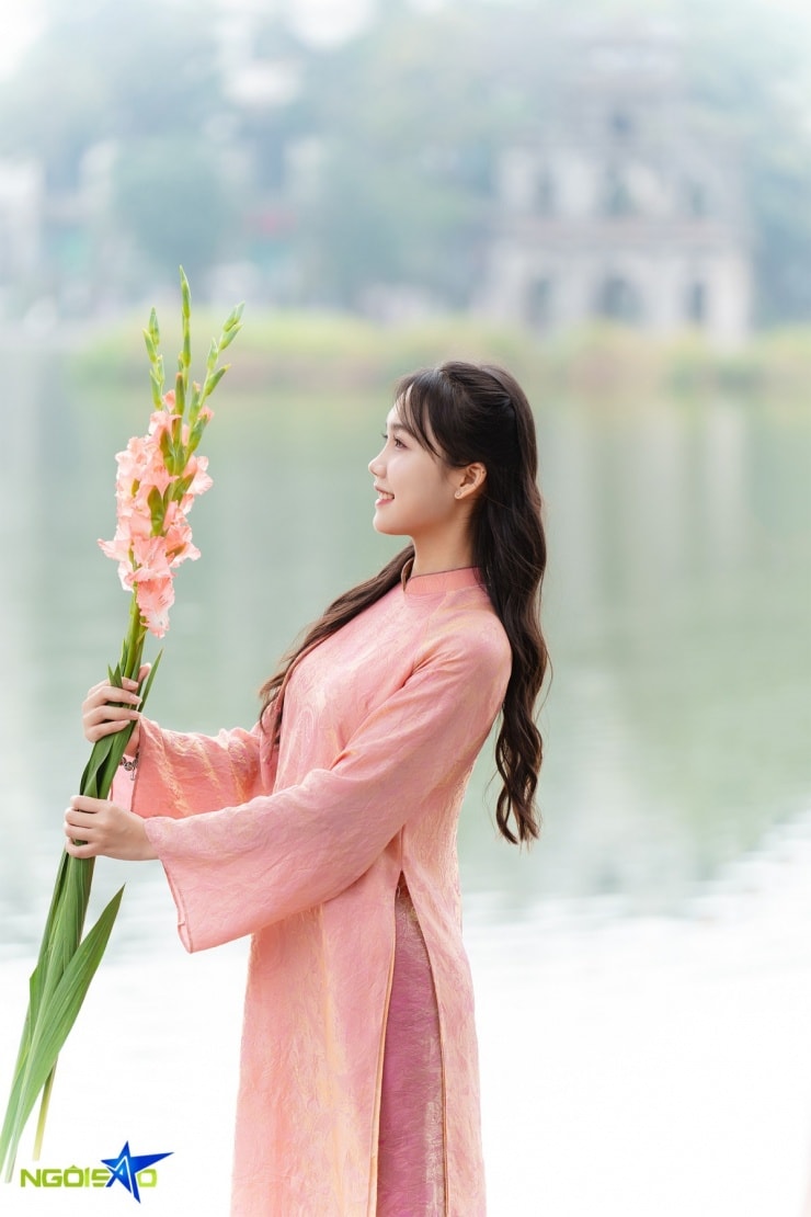 Nữ sinh 18 tuổi lưu giữ kỷ niệm tuổi trẻ trong tà áo dài