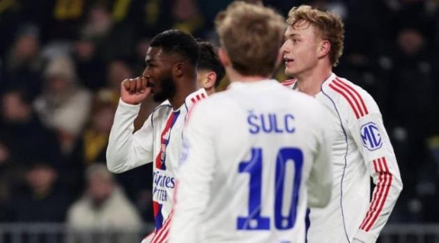 Ainsley Maitland-Niles ghi bàn thắng duy nhất cho Lyon.