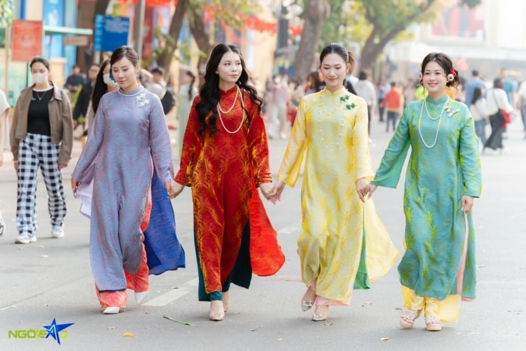 Nhiều mẫu áo dài đa dạng được lựa chọn để chụp ảnh Tết