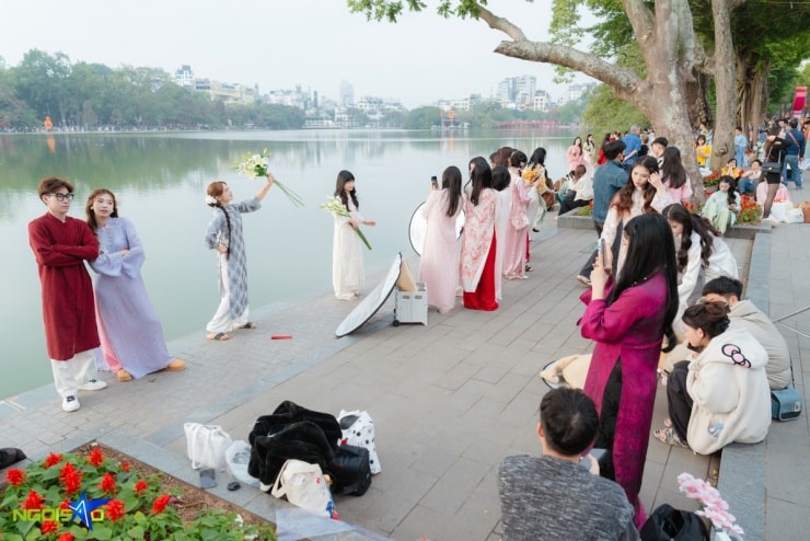 Dịch vụ cho thuê đạo cụ chụp ảnh náo nhiệt quanh hồ Hoàn Kiếm