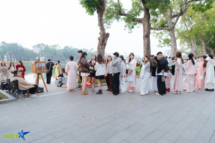 Xếp hàng chụp ảnh tại photobooth đối diện Bưu điện Việt Nam