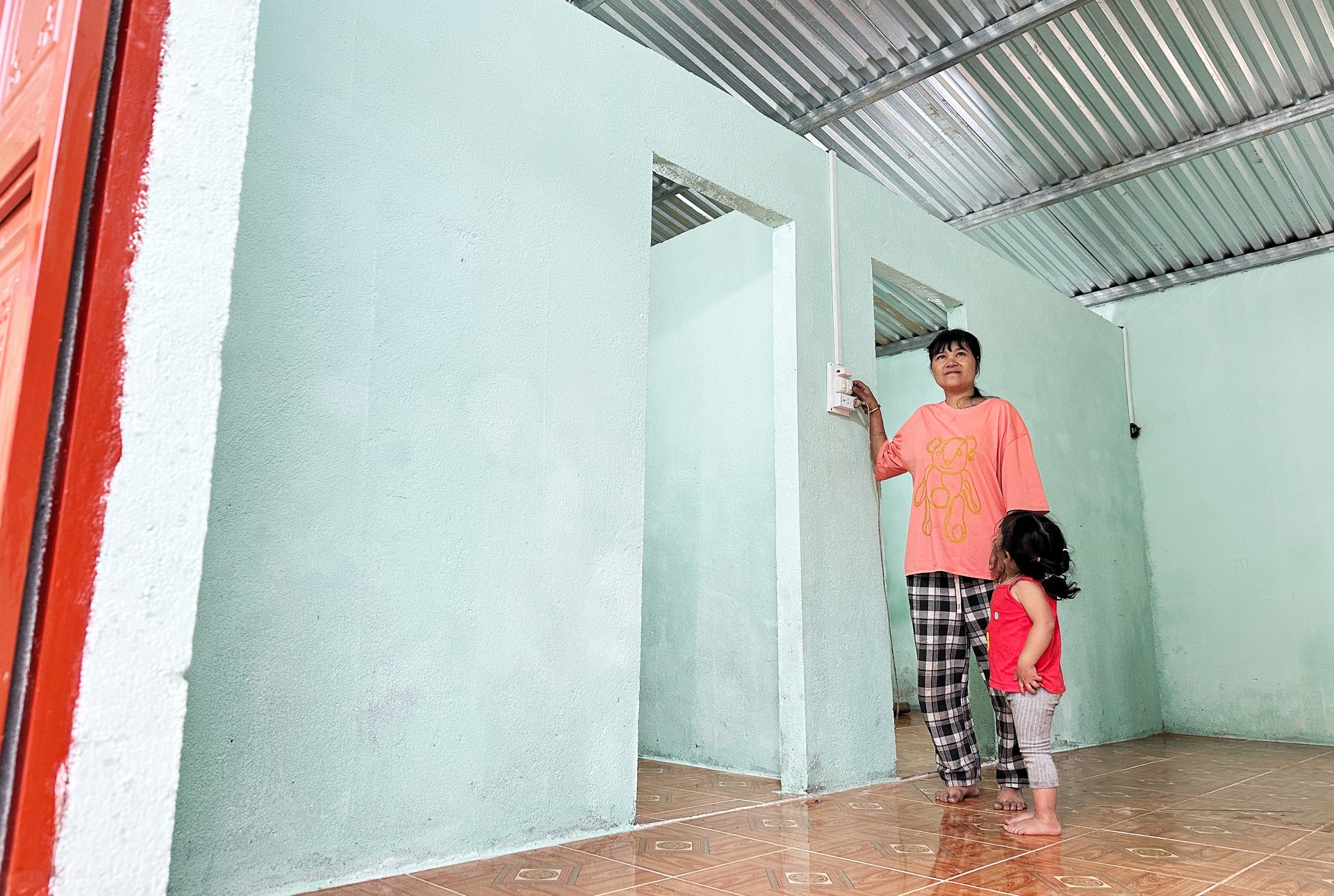 La casa della signora Nguyen Thi Thom è l'unica costruita nella zona residenziale di Tak Pu, villaggio 5, comune di Tra Linh.