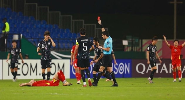 Đình Bắc nhận thẻ đỏ trực tiếp trong trận đấu giữa U23 Việt Nam và U23 Hàn Quốc tại giải châu Á.
