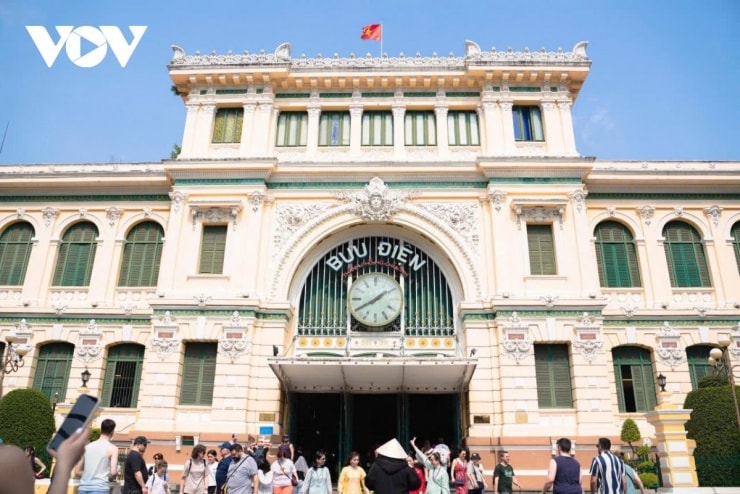 Bưu điện Trung tâm Sài Gòn là một trong những công trình kiến trúc cổ điển nổi bật nhất tại Việt Nam, biểu tượng cho sự giao thoa văn hóa và lịch sử giữa Việt Nam và Pháp.
