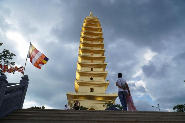 Bảo tháp Quang Minh cao 13 tầng dát vàng rực rỡ