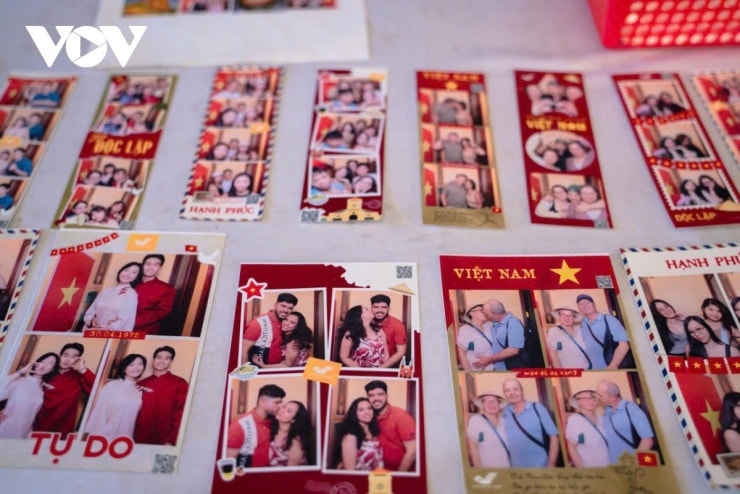 Buồng photobooth được thiết kế mang đậm tinh thần Việt với tông vàng chủ đạo và các phụ kiện truyền thống.