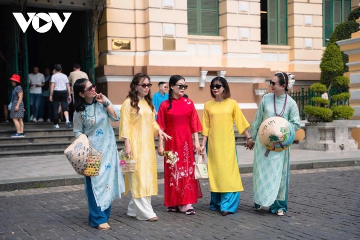 Du khách có thể bắt gặp những góc chụp đẹp từ sảnh chính, mái vòm đến các bốt điện thoại cổ bên trong bưu điện.