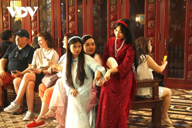 Chị Ngọc Trâm chọn Bưu điện trung tâm làm nơi chụp ảnh áo dài vì không gian cổ điển lý tưởng.