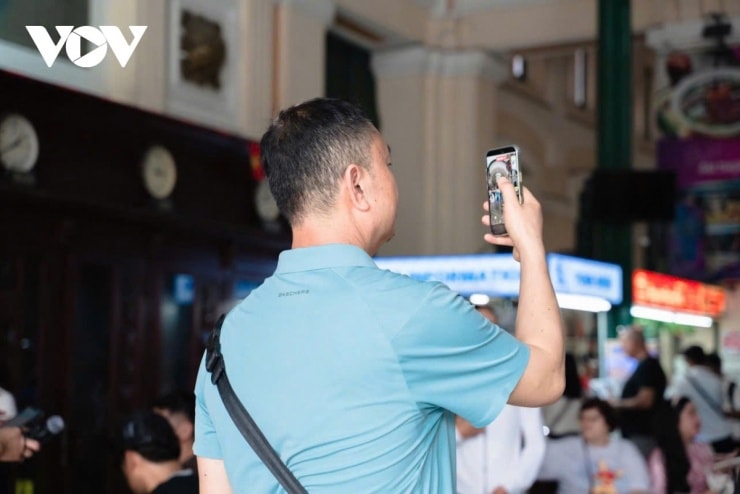 Bưu điện Trung tâm Sài Gòn những ngày cận Tết là không gian lưu giữ ký ức và lan tỏa không khí xuân.