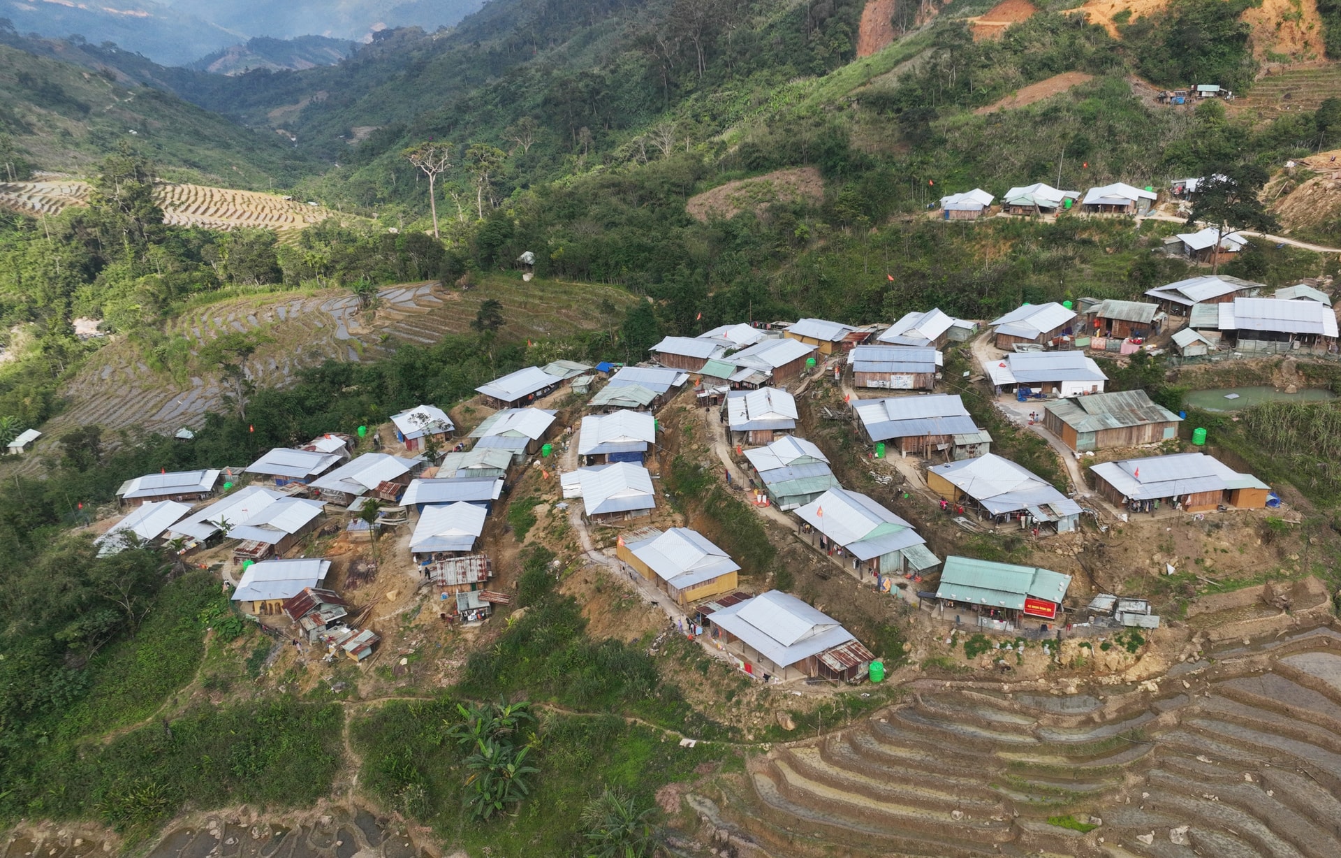Il quartiere residenziale di Tak Pu, nel villaggio 5 del comune di Tra Linh, è caratterizzato da numerose case nuove, costruite nell'ambito di un programma volto a eliminare gli alloggi temporanei e fatiscenti.