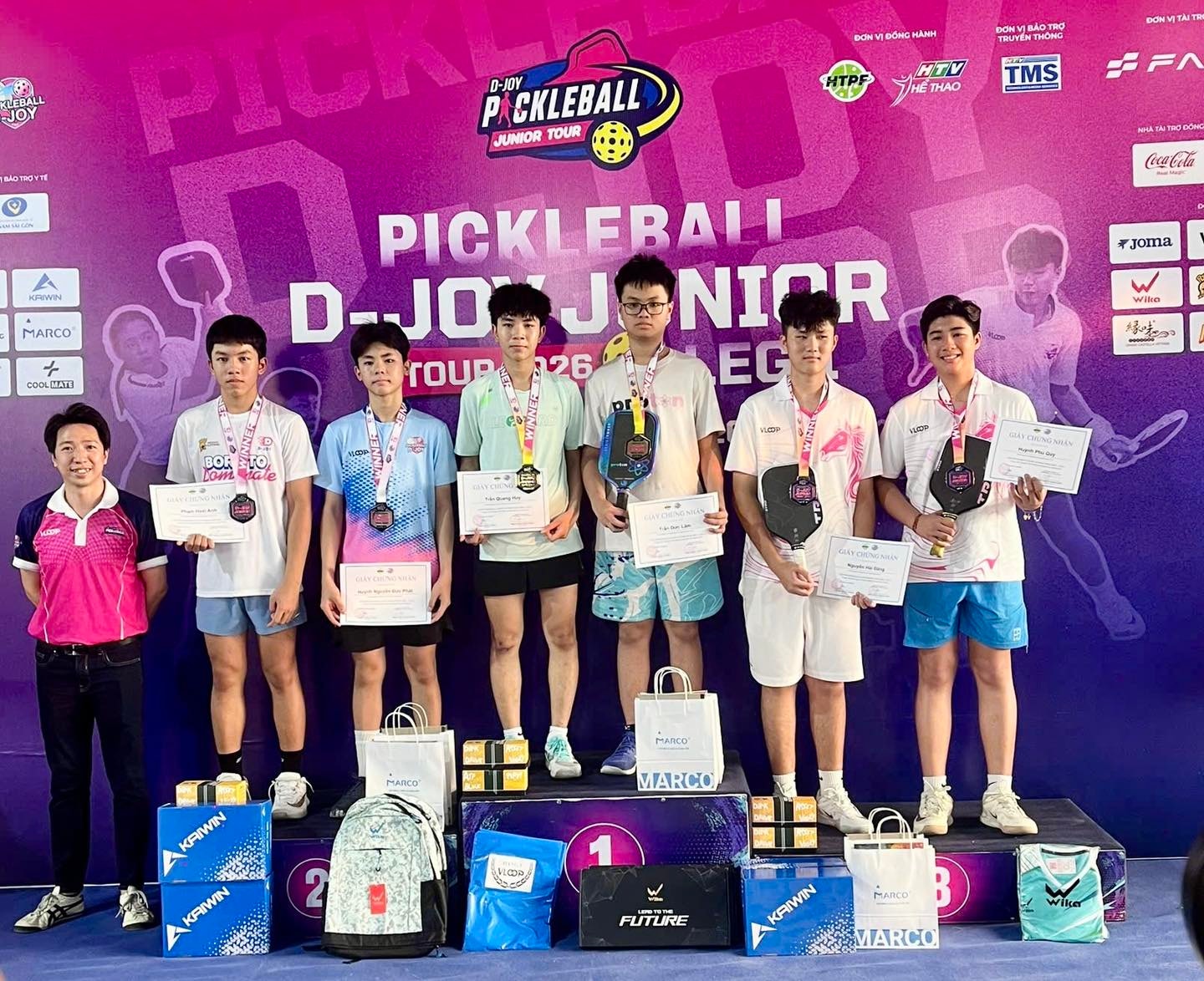 Vận động viên Trần Quang Huy (thứ 4, từ phải qua) giành huy chương Vàng nội dung đôi nam U16. Ảnh: DPF