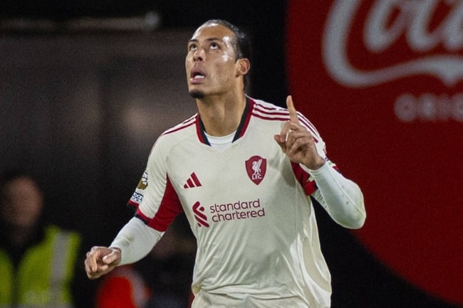 Virgil van Dijk mắc sai lầm trong trận đấu với Bournemouth.
