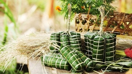 Gói bánh chưng, bánh tét.