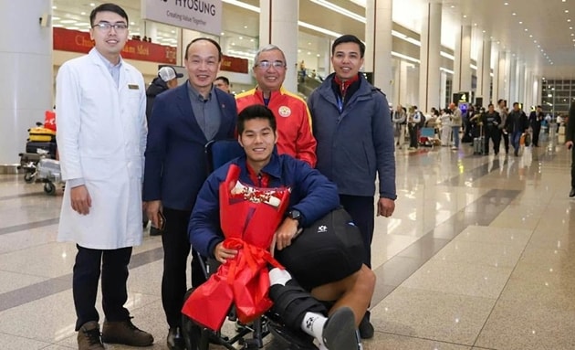 Trung vệ Hiểu Minh nằm trên giường bệnh ngay khi vừa về nước sau giải đấu U23.