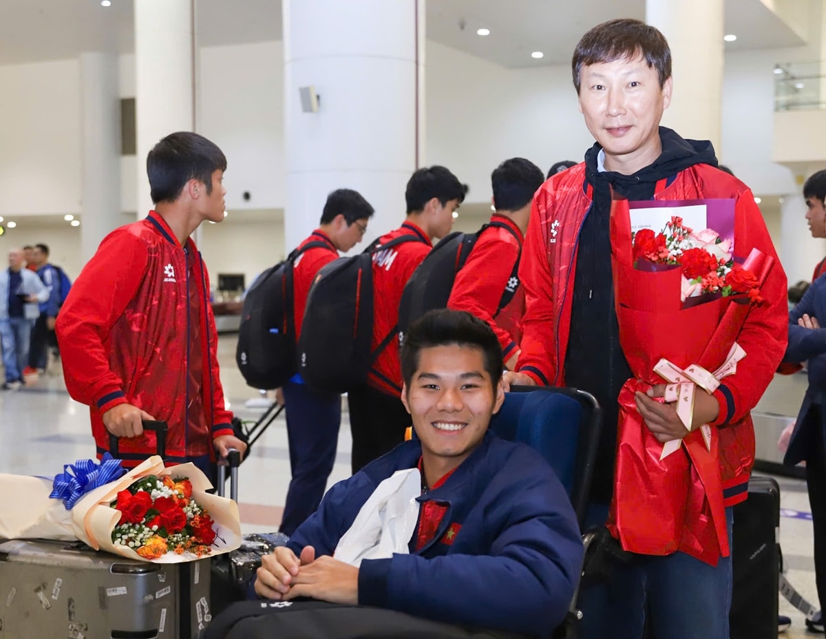 HLV Kim Sang Sik đẩy xe lăn cho Hiểu Minh gây xúc động tại sân bay Nội Bài