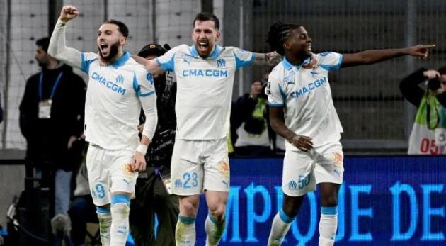 Các cầu thủ Marseille ăn mừng chiến thắng quan trọng trước Lens tại vòng 19 Ligue 1.