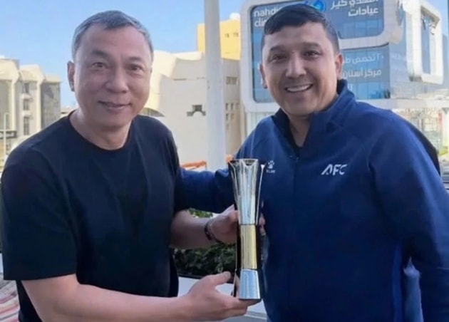 Chủ tịch Trần Quốc Tuấn nhận cúp Vua phá lưới giải U23 Châu Á 2026 từ AFC để trao lại cho Nguyễn Đình Bắc.