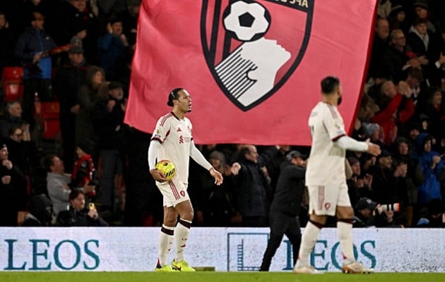 Hàng thủ Liverpool tiếp tục khiến NHM lo âu.