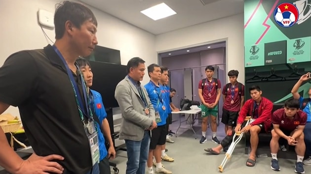 Ông Trần Anh Tú, Phó chủ tịch VFF dặn dò các cầu thủ U23 Việt Nam sau giải châu Á