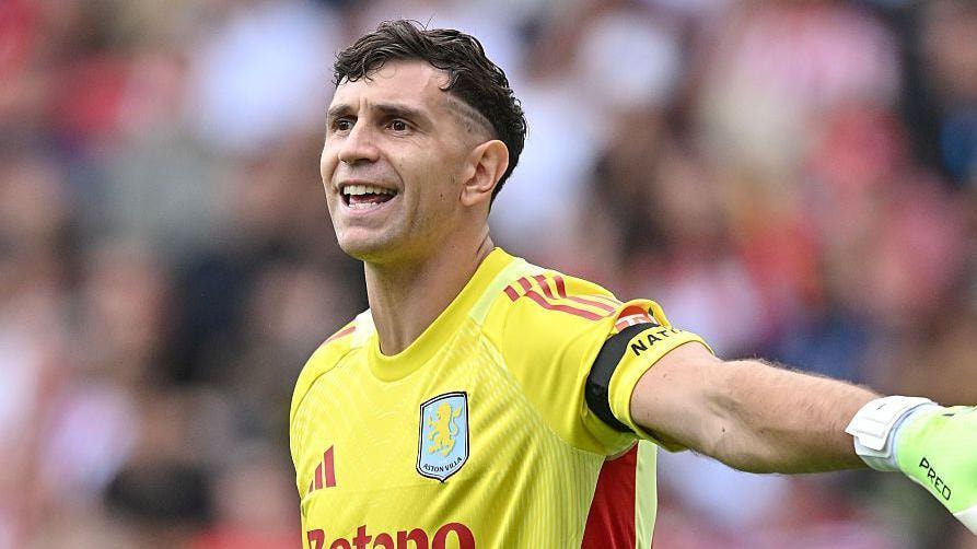 Thủ thành người Argentina đóng vai trò trụ cột không thể thay thế trong sơ đồ chiến thuật của HLV Unai Emery.