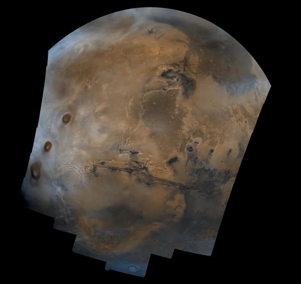 Valles Marineris (ở giữa) là hẻm núi dài nhất trong hệ Mặt Trời và chứa nhiều dấu hiệu của nước cổ đại. Một phần của hẻm núi có thể là đường bờ biển nơi đại dương khổng lồ và các dòng sông gặp nhau. (Ảnh: NASA/JPL/USGS)