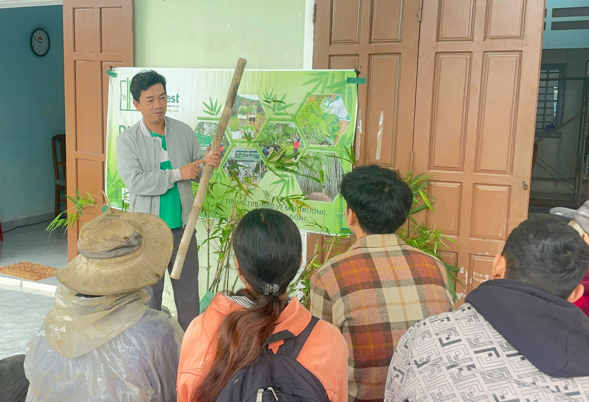 Đại diện Công ty TNHH Sản xuất, thương mại, dịch vụ Ecoquest tập huấn công tác chăm sóc và thu hoạch tre cho người dân xã Trà Vân. Ảnh: PHAN VINH