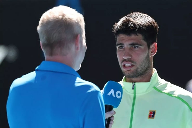 Carlos Alcaraz cười rạng rỡ trong cuộc phỏng vấn với Jim Courier tại Rod Laver Arena