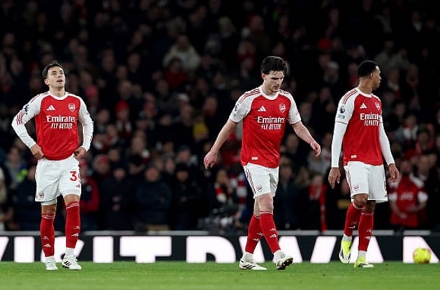 Các cầu thủ Arsenal thất vọng sau trận thua ngay trên sân nhà.