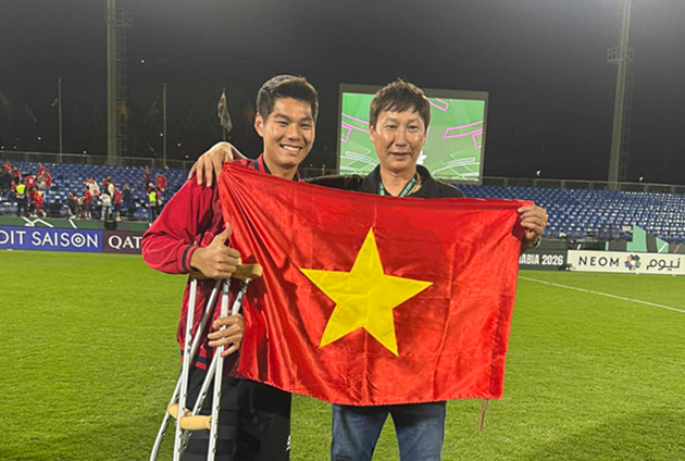 HLV Kim Sang-sik buồn bã khi chứng kiến chấn thương của Hiểu Minh tại giải U23 châu Á