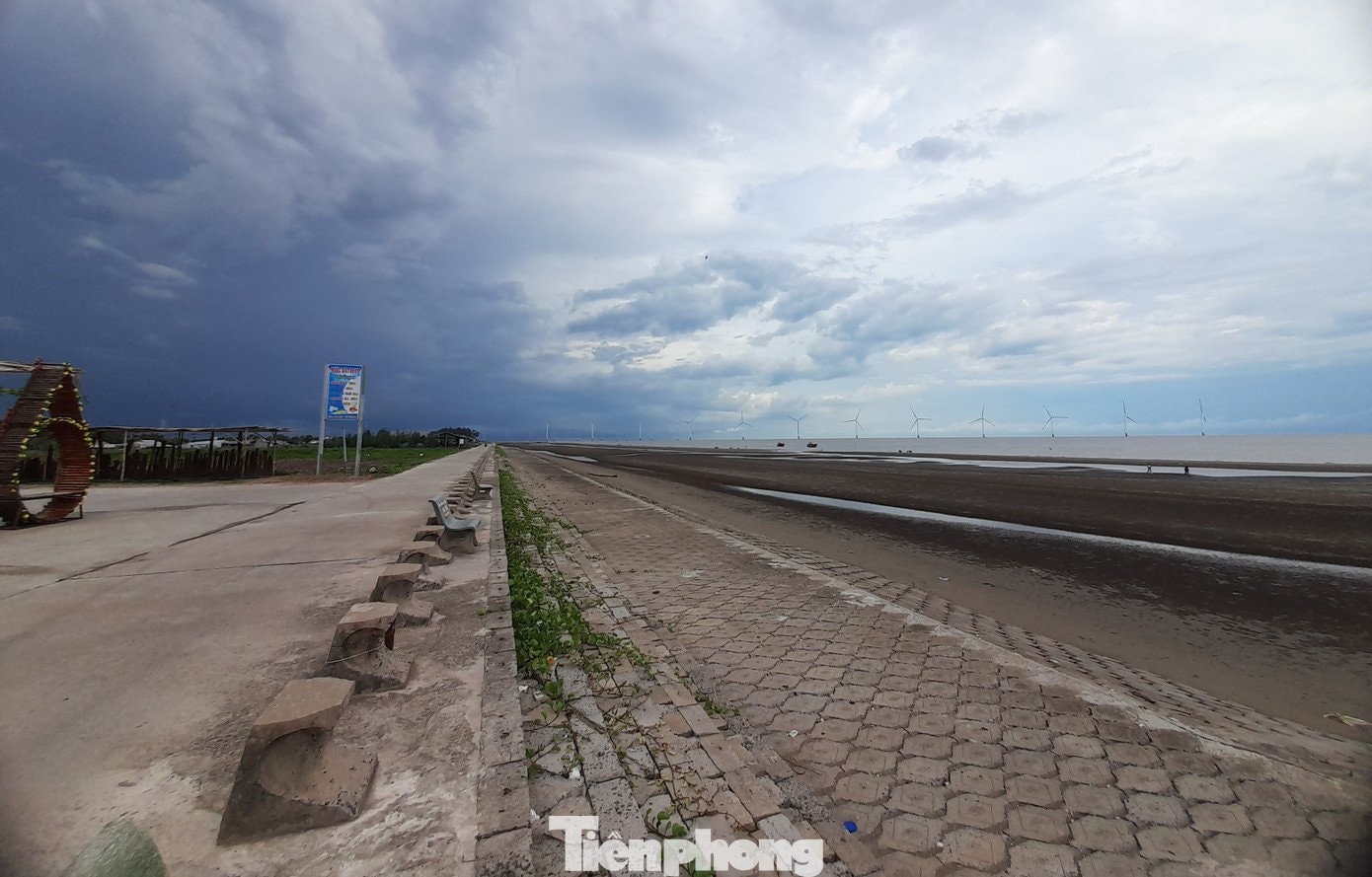 Vẻ đẹp đặc trưng của bãi cát dài hơn 10km tại biển Ba Động khi thủy triều xuống.