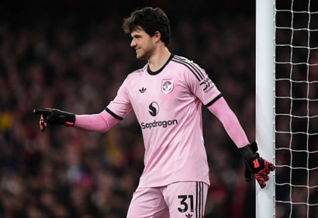 Senne Lammens đã có những pha cứu thua quan trọng trước Arsenal.