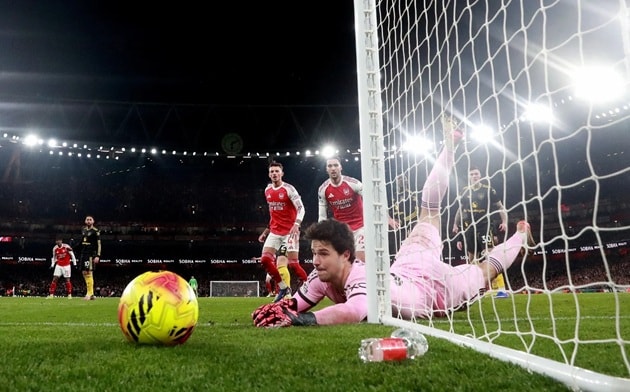 Thủ môn Senne Lammens thi đấu tập trung trong trận gặp Arsenal