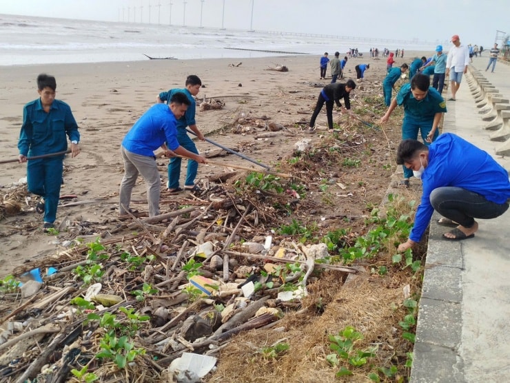 Các lực lượng chức năng ra quân dọn dẹp vệ sinh tại bãi biển Ba Động.
