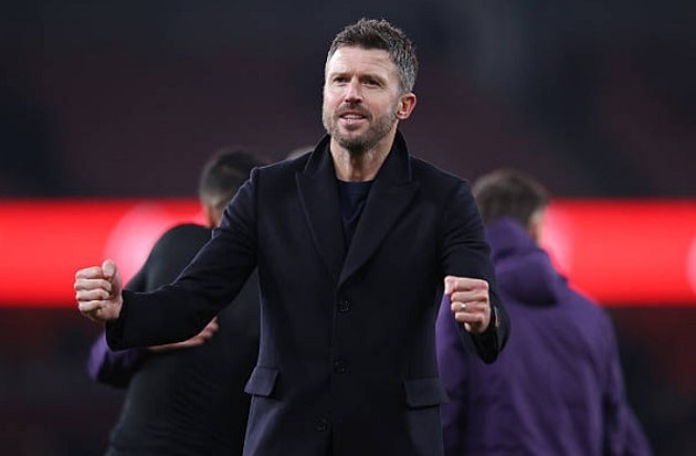 Michael Carrick ăn mừng chiến thắng thuyết phục cùng các học trò.