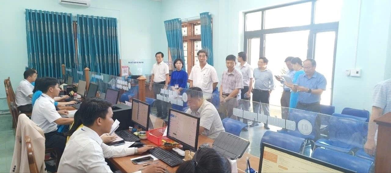 Lãnh đạo thành phố kiểm tra hoạt động tại Trung tâm Phục vụ hành chính công xã Quế Sơn.