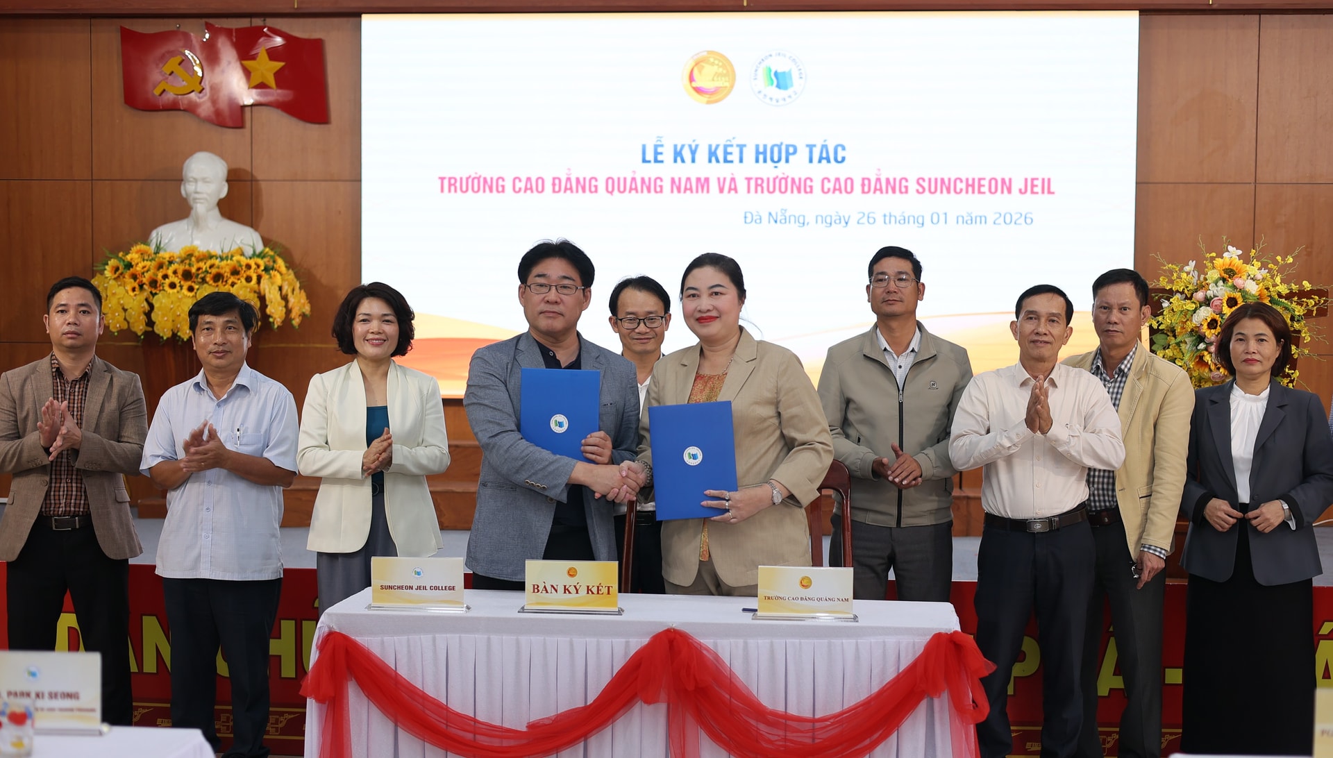 L&atilde;nh đạo 2 nh&agrave; trưok&yacute; kết hợp t&aacute;c ph&aacute;t triển. Ảnh: HO&Agrave;NG LI&Ecirc;N