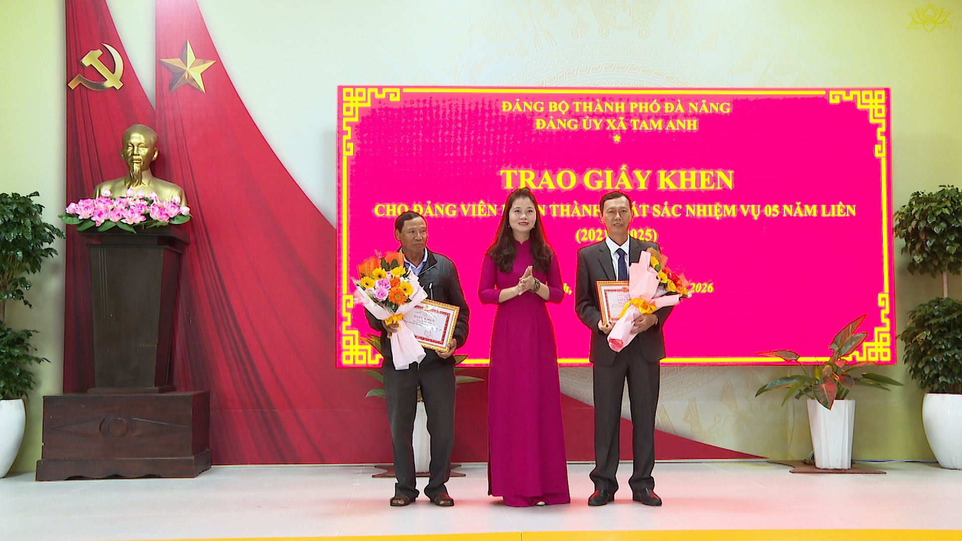 trao giay khen cho dang vien