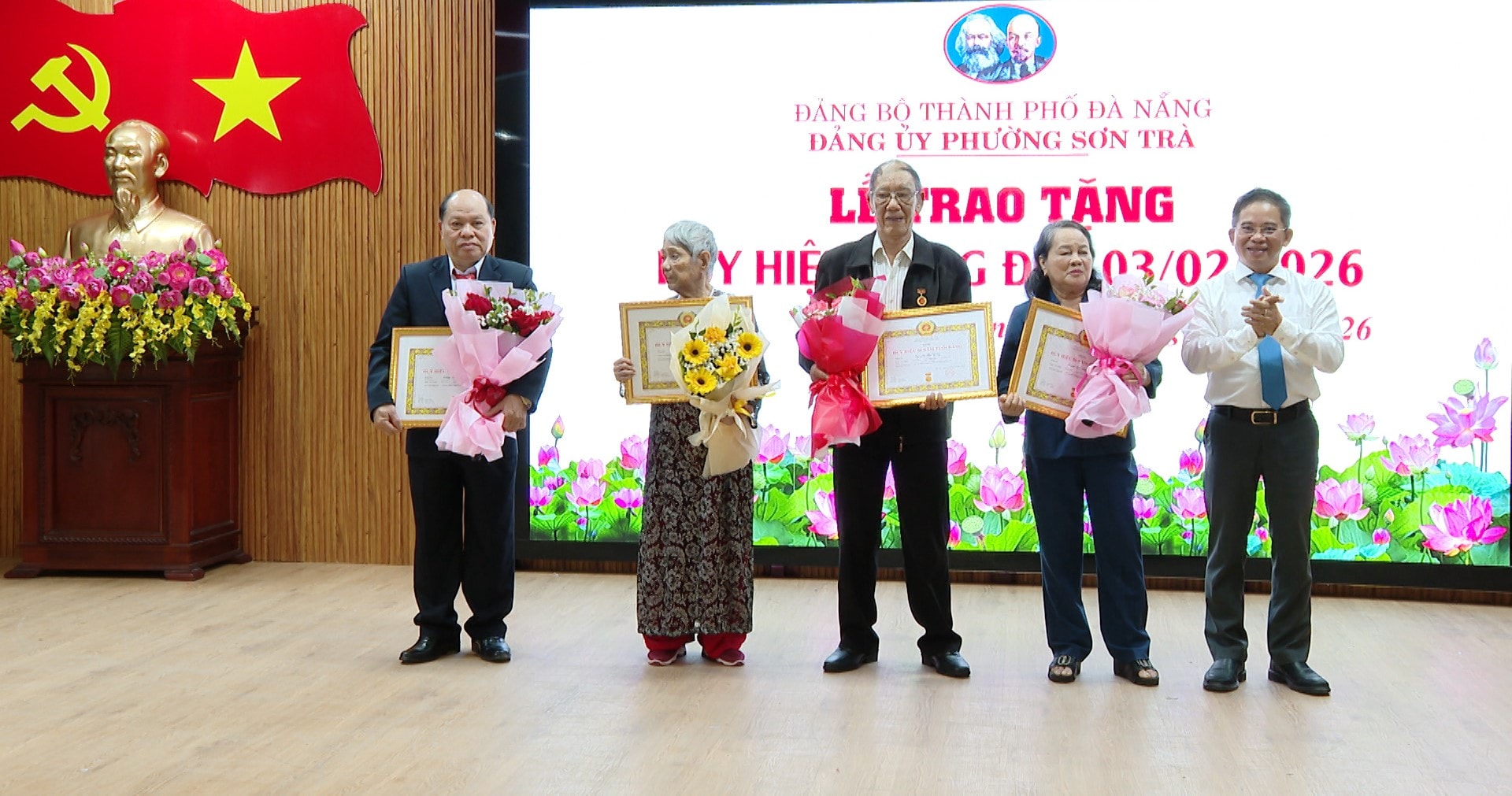Trao tặng Huy hiệu Đảng cho các đảng viên. Ảnh: PHƯƠNG HUY
