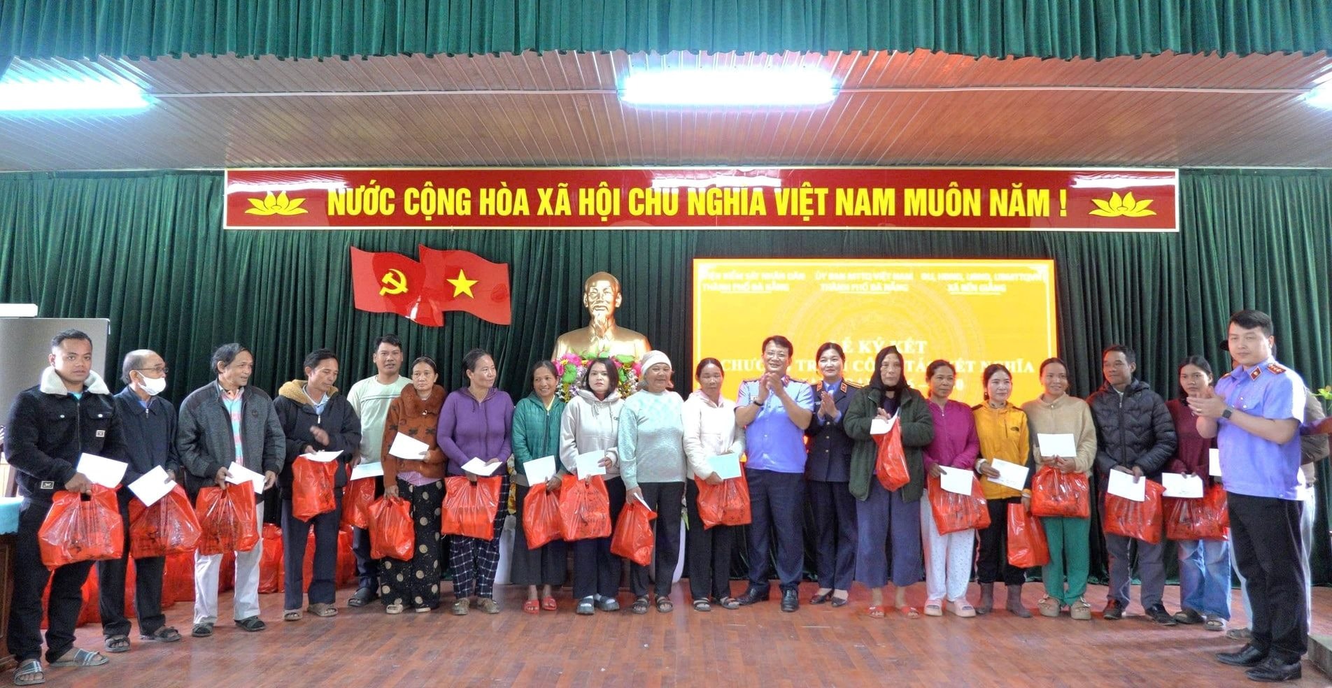 anh-trao-qua-ket-nghia(1).jpg