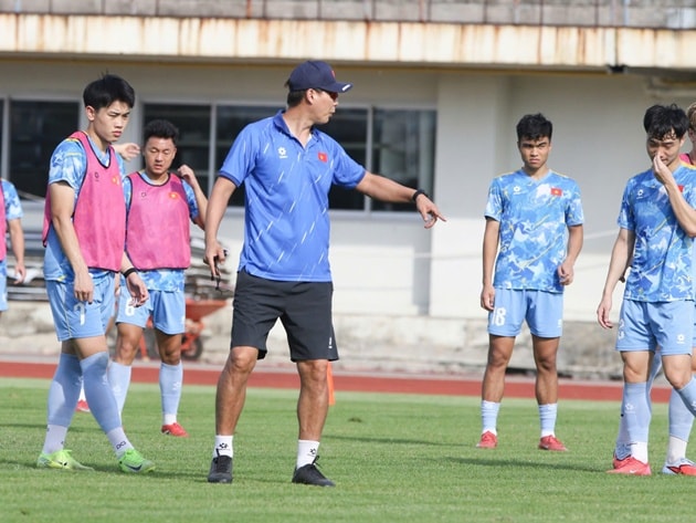 HLV Kim Sang-sik muốn những học trò tài năng như Đình Bắc xuất ngoại để nâng tầm. Ảnh: VFF
