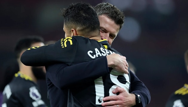 Huấn luyện viên Michael Carrick thể hiện sự điềm tĩnh trước áp lực