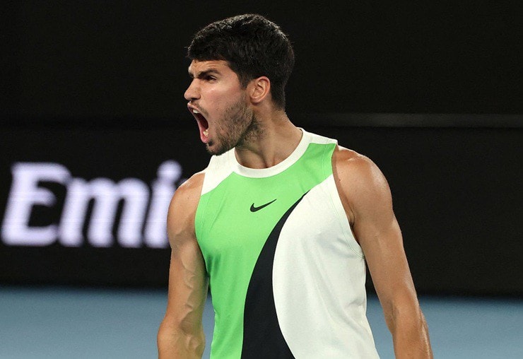 Carlos Alcaraz ăn mừng chiến thắng lịch sử tại tứ kết Australian Open