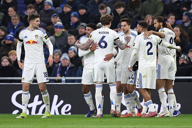 Các cầu thủ Leeds United gây áp lực lớn lên hàng phòng ngự Everton ngay tại Goodison Park.
