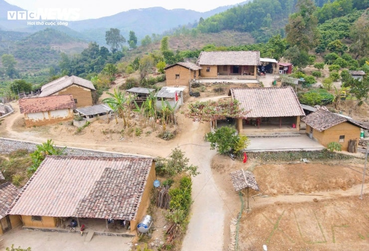 Du khách tham quan ngôi nhà cổ tại thôn Bắc Hoa