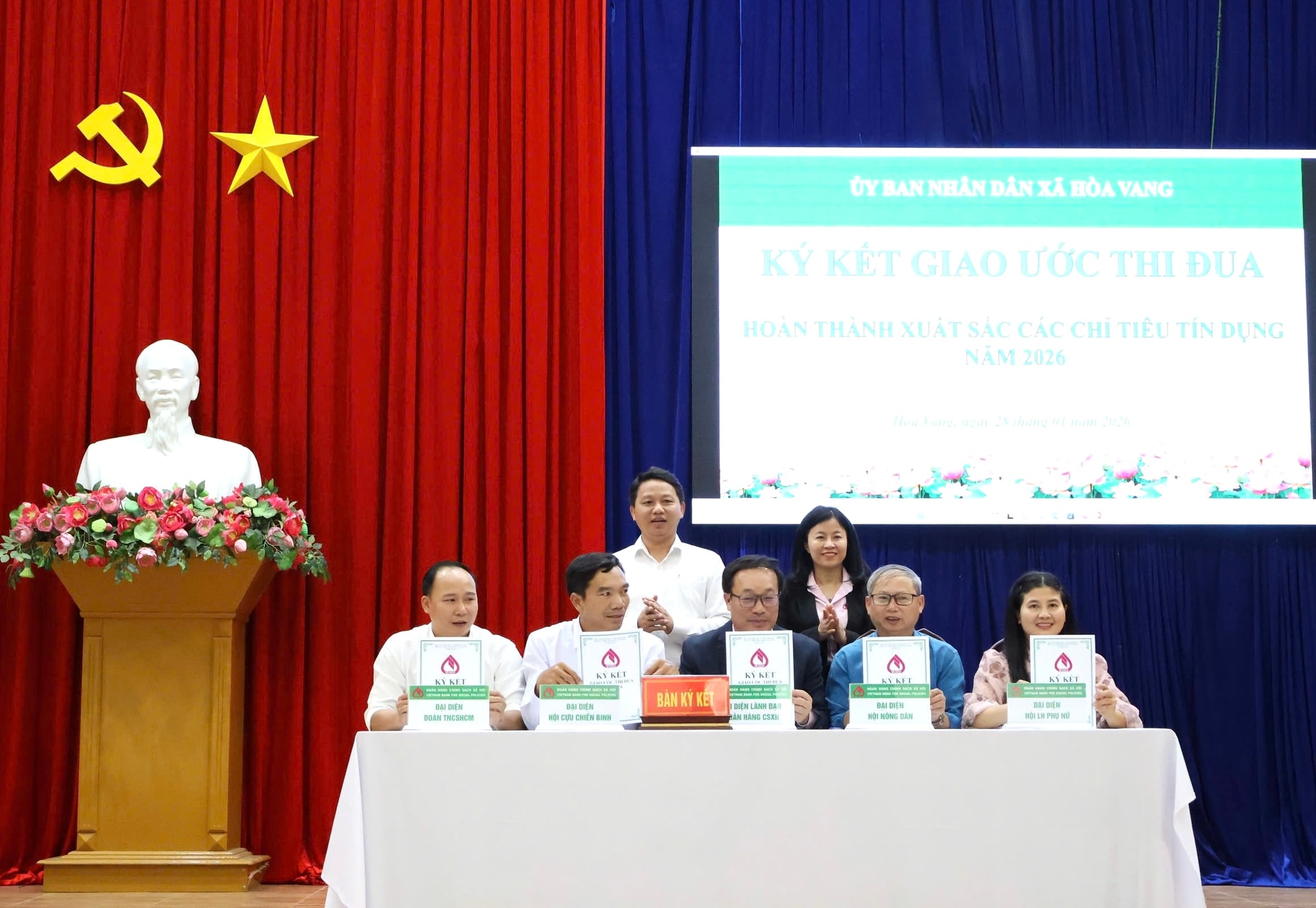 Đại diện Phòng giao dịch Ngân hàng chính sách xã hội Hòa Vang và các hội đoàn thể nhận uy thác ký kết giao ước thi đua về hoàn thành xuất sắc các chỉ tiêu tín dụng năm 2026. Ảnh: MAI QUẾ