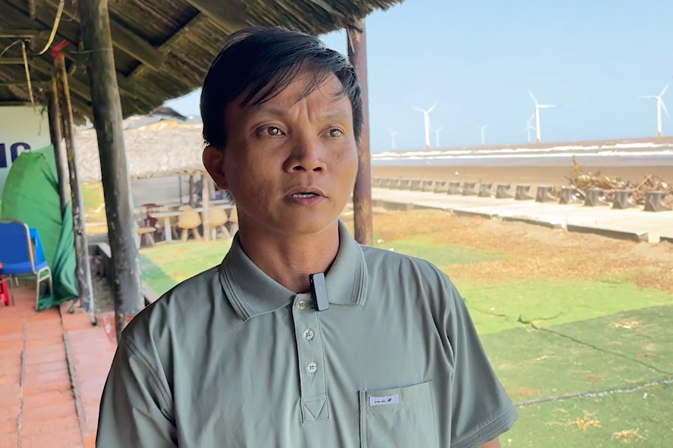 Ông Ngô Quốc Huy, quản lý khu du lịch biển Ba Động tham gia công tác vệ sinh.