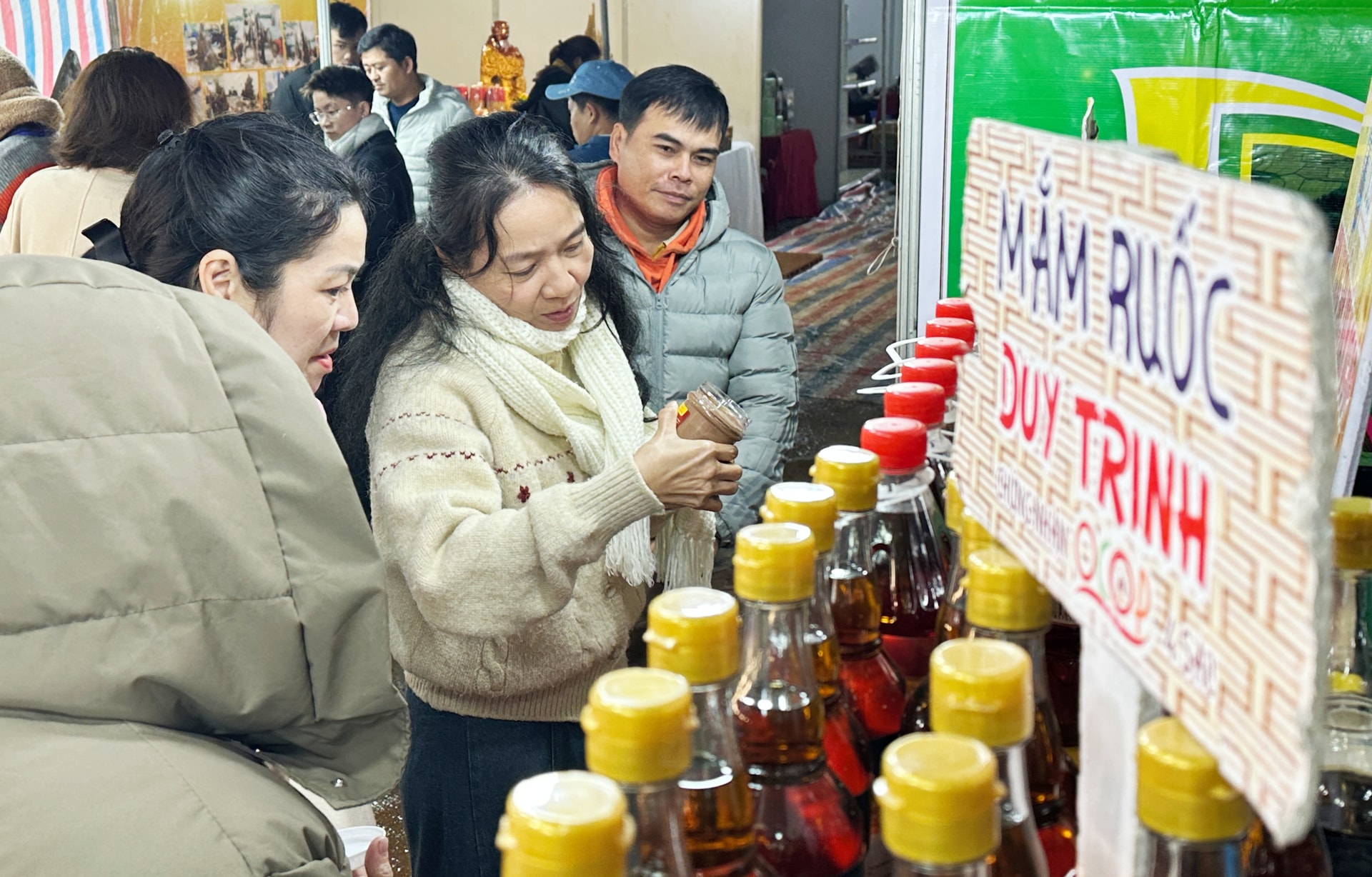 Sản phẩm của cơ sở nước mắm Duy Trinh được khách hàng quan tâm tại hội chợ ở Măng Đen, Quảng Ngãi