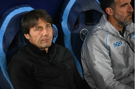 HLV Antonio Conte bất lực nhìn Napoli bị loại sớm.
